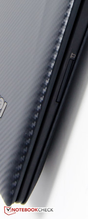 The SD card slot is recessed too far, which makes operation difficult