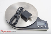 The power adapter and cable weigh 70 g.