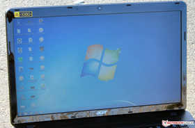 The Acer Aspire E1-772G outdoors (bright sunlight).