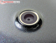 The 5 MP main camera, equipped with auto-focus, takes photos at a size of up to 2592 x 1944 pixels.