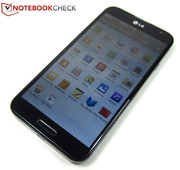 Despite its large 5.5-inch screen, the casing of the Optimus G Pro E986 is very rigid and does not allow warping.