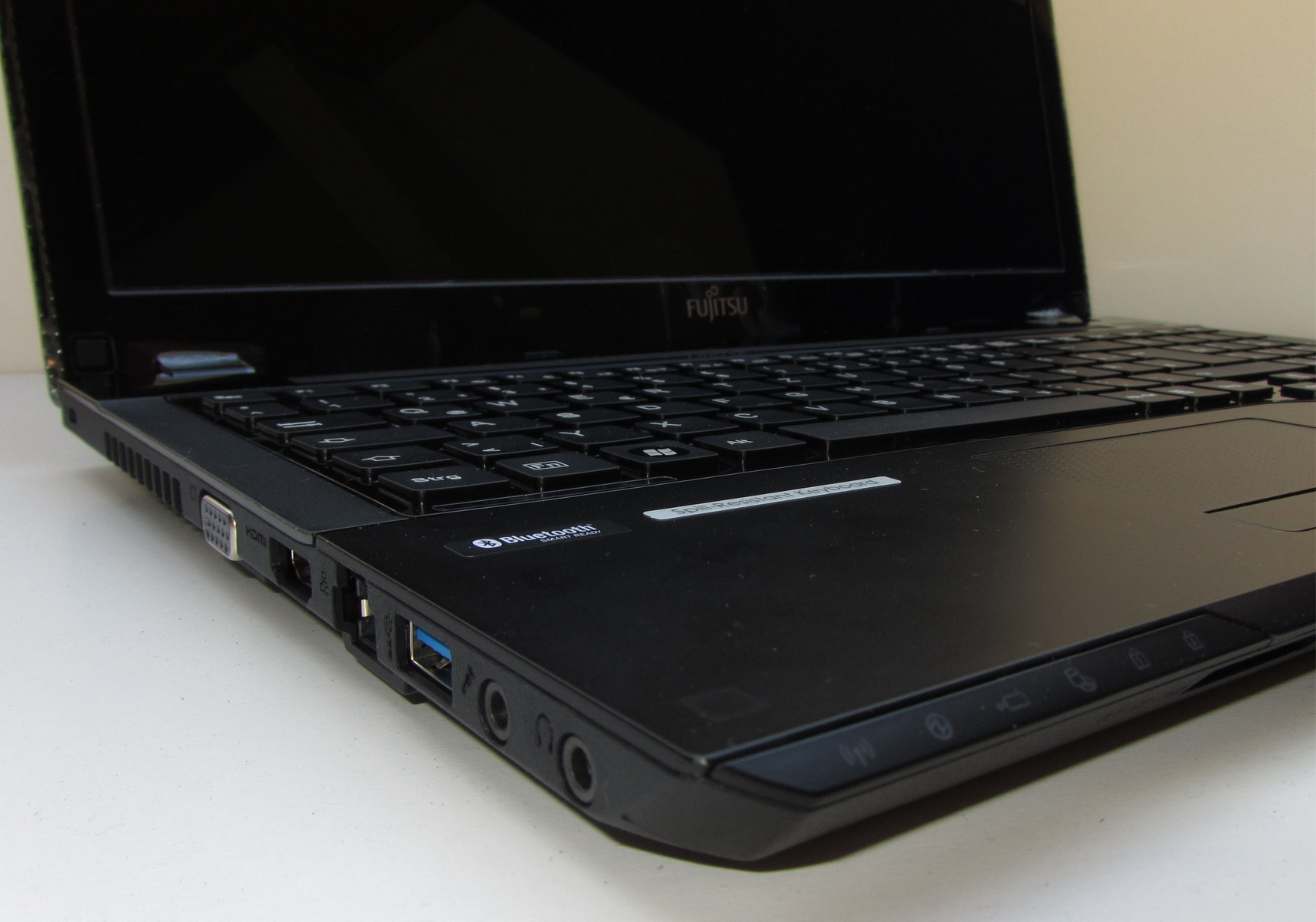 Review Fujitsu LifeBook AH552/SL Notebook - NotebookCheck.net Reviews