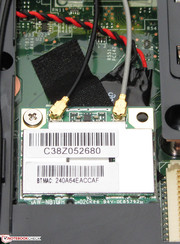Good: Two WLAN antennas are available. The BIOS battery is hidden underneath the WLAN module.