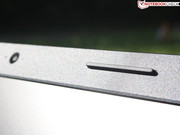 Substantial rubber pads ensure spacing between the frame of the display lid and the base unit.