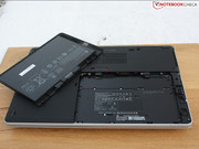 After the removal of the battery other components can be seen.