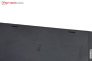 The two speakers are the same as the LG G2's, but the sound quality is poor.