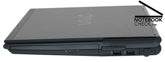 Rechte Seite: DVD-Laufwerk, ExpressCard/34, 2x USB-2.0, LAN, Modem, WWAN-Antenne
