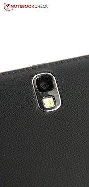 The rear-facing camera shoots decent pictures. It is supported by auto-focus and an LED flash.