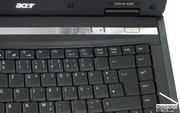 The control centre of the Acer Extensa 5220 does not look too good. The silver-chrome moulding does not look nice and the three indicator LEDs do not really match there. The power switch is green illuminated.