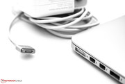 At the end of the cable we find the slimmer MagSafe 2.