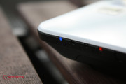 Status LEDs located on the front inform the user about the operating status, battery, WLAN, and hard drive.