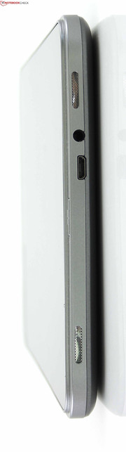 Acer Iconia W4-820: The chassis seems solid for routine use; the screen's brightness is also high enough for outdoor use.