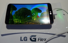 AT&amp;T&#039;s LG G Flex curved smartphone gets Android 4.4.2 KitKat update