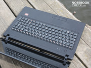 The Lenovo G575 is a robust office device with mostly matt surfaces.