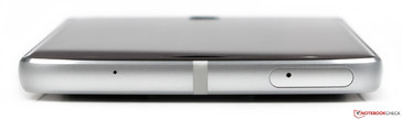 Upper edge: Microphone, SIM/micro-SD slot