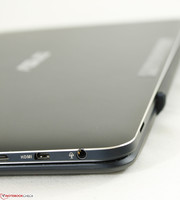 When attached and closed, the detachable resembles Samsung's flagship ATIV Book 9