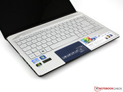 The stable notebook feels metallic cool and high quality due to its aluminum lid and wrist rest.