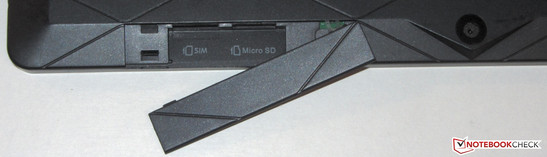 The MicroSD slot and the SIM card slot are hidden beding a cover.
