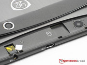 Here is the headphone socket and the microSD slot.
