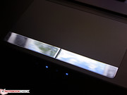 Easily visible in dark surroundings: The chrome colored mouse buttons.