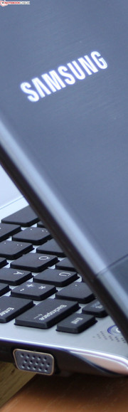 Samsung 305U1A: The pretty, polished aluminum looks can't hide the instable hinges and a wobbly chassis. That is only satisfactory.