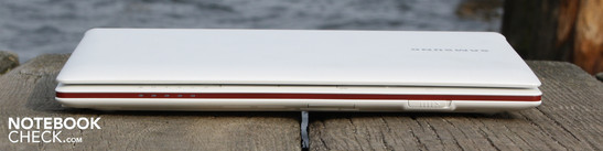 Front: card reader SD/SDHC/SDXC/MMC (middle, beneath edge)