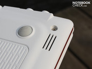 The palm rest and lid are smooth and therefore easier to clean (can be wiped).