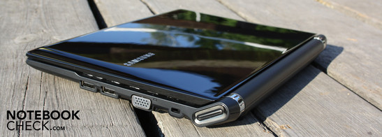 Samsung N230 Storm: More than four hours of battery life for normal usage is only possible with the six-cell battery