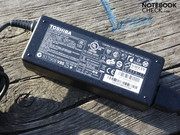 The power adapter weighs 306 grams and renders 75 watts.