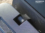 The hinges make a spongy impression and appear too small for the heavy 17 inch lid.