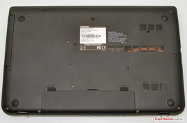 Underside of the Toshiba Satellite S70-B-106