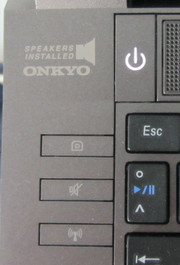 The power button is located above the keyboard. Useful: the three additional buttons allow for a quick on/off switching of the webcam, audio and WLAN module.
