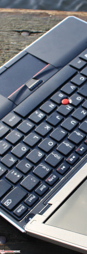 ThinkPad Edge 11: The input devices have a very good feedback not yet experienced in this price range.