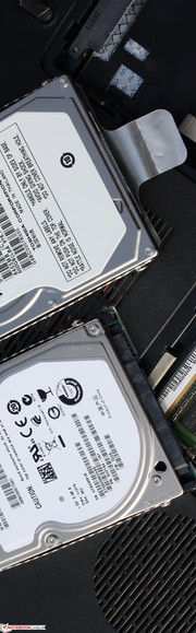 Toshiba Satellite P770-10P: The hybrid HDD speeds up the system performance. Nevertheless, the system doesn't stand a chance against SSD laptops.