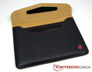 The leather pouch can be quickly opened and closed via a Velcro fastener.
