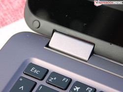 Smooth-running hinges, wobbly display