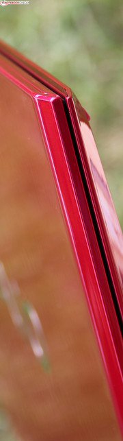 Sony Vaio Pro 13 SVP-1321C5ER RED Edition: striking design, low weight but very susceptible to dirt.