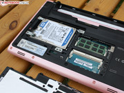 and reveals access to the HDD and RAM (2 slots)