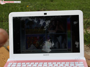 The display is glossy which makes for vibrant looking colors,