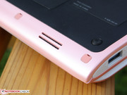 The bottom side is again made from matte, textured plastics.