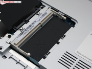 4 GB of RAM are tightly soldered. The empty slot can be furnished with a 2 / 4 / 8 GB stick.