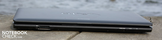 Front: Memory Stick (Duo/Pro-HG Duo) & SD-Card Slot, radio-module switch