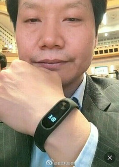 Xiaomi CEO Lei Jun posing with Mi Band 2