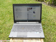 The screen even allows comfortably working outdoors in cloudy conditions.