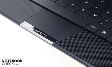 Das Touchpad mit zulaufendem Design und verchromter Taste.