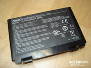 Battery details: 11.1 V, 46 Wh. The battery is flat, in return really big
