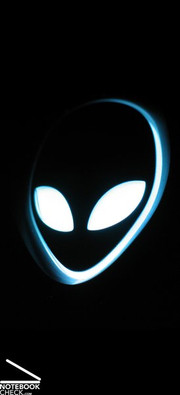 Unmistakably Alienware - the well known alien-logo also decorates the Area-51 m17x's display case and is brought to life with LED lighting.