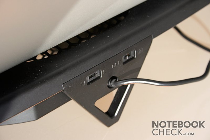 The control elements of this notebook cooler are built in on the back side and they are not really of high-quality.