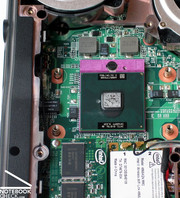 After some moves and after only four further screws are removed, the CPU cooler can be quickly removed, and the built-in processors can be accessed.