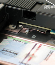 Therefore the laptop has a UMTS broadband preparation whereas the sim card has to be inserted over the battery slot.